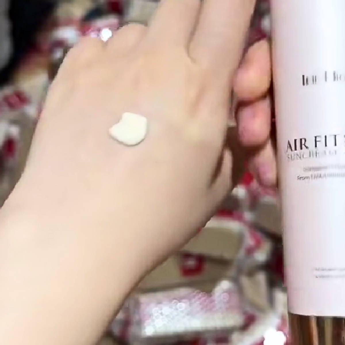 giúp bảo vệ da trước tác hại của ánh nắng mặt trời, tia UVA, UVB đồng thời giúp cung cấp dưỡng chất và độ ẩm cho da, giúp da căng mịn và mềm mại hơn.