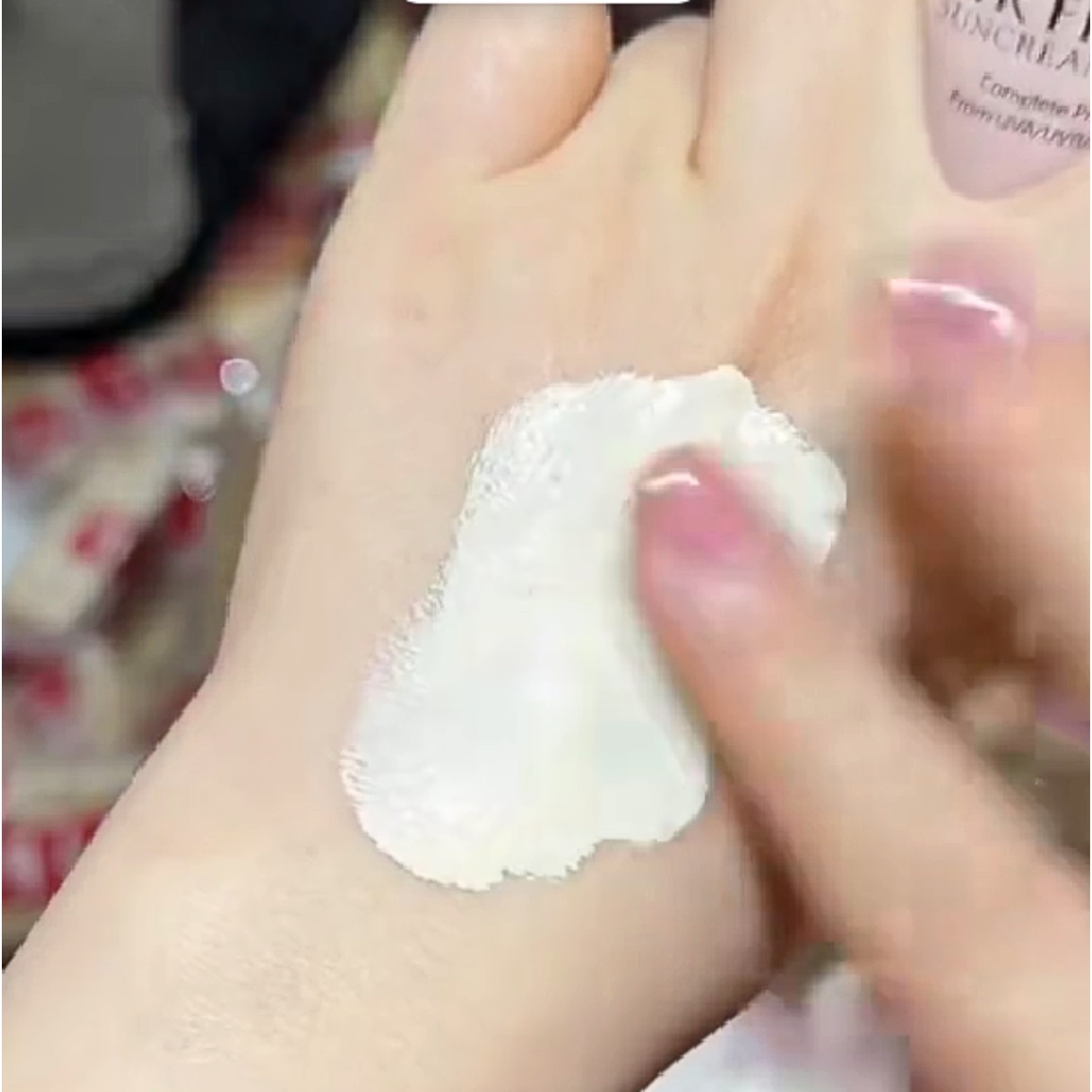 giúp bảo vệ da trước tác hại của ánh nắng mặt trời, tia UVA, UVB đồng thời giúp cung cấp dưỡng chất và độ ẩm cho da, giúp da căng mịn và mềm mại hơn.