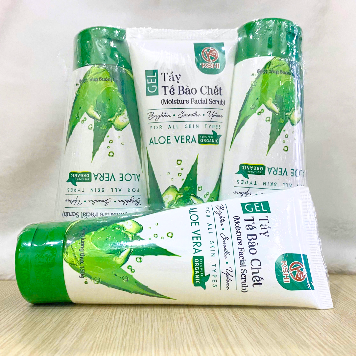 Gel tẩy tế bào chết KSHI là sản phẩm chăm sóc da chuyên sâu giúp làm sạch bụi bẩn, bã nhờn và tế bào da cũ, mang lại làn da sáng mịn, mềm mại và tươi mới hơn mỗi ngày.