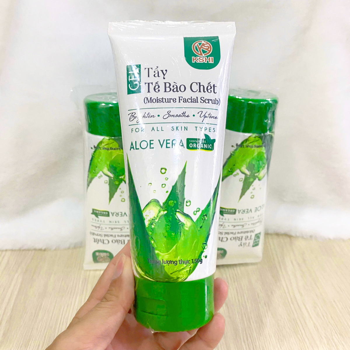 Gel tẩy tế bào chết KSHI là sản phẩm chăm sóc da chuyên sâu giúp làm sạch bụi bẩn, bã nhờn và tế bào da cũ, mang lại làn da sáng mịn, mềm mại và tươi mới hơn mỗi ngày.