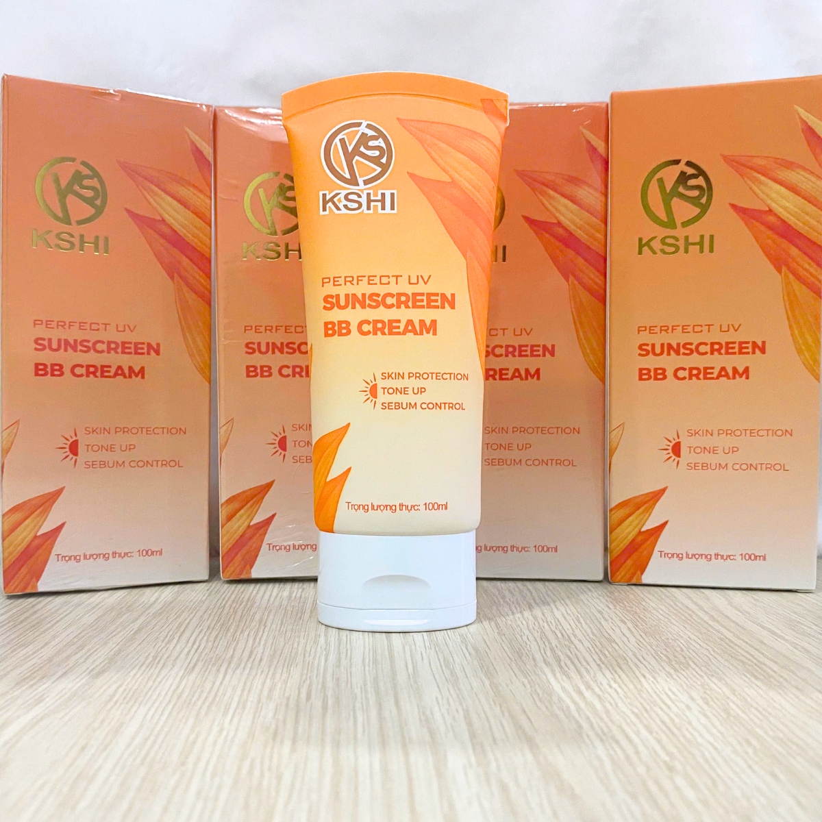 Kem chống nắng KSHI là sản phẩm bảo vệ da toàn diện, giúp ngăn ngừa tác hại của tia UV, đồng thời dưỡng ẩm và nuôi dưỡng làn da mềm mịn, khỏe mạnh mỗi ngày