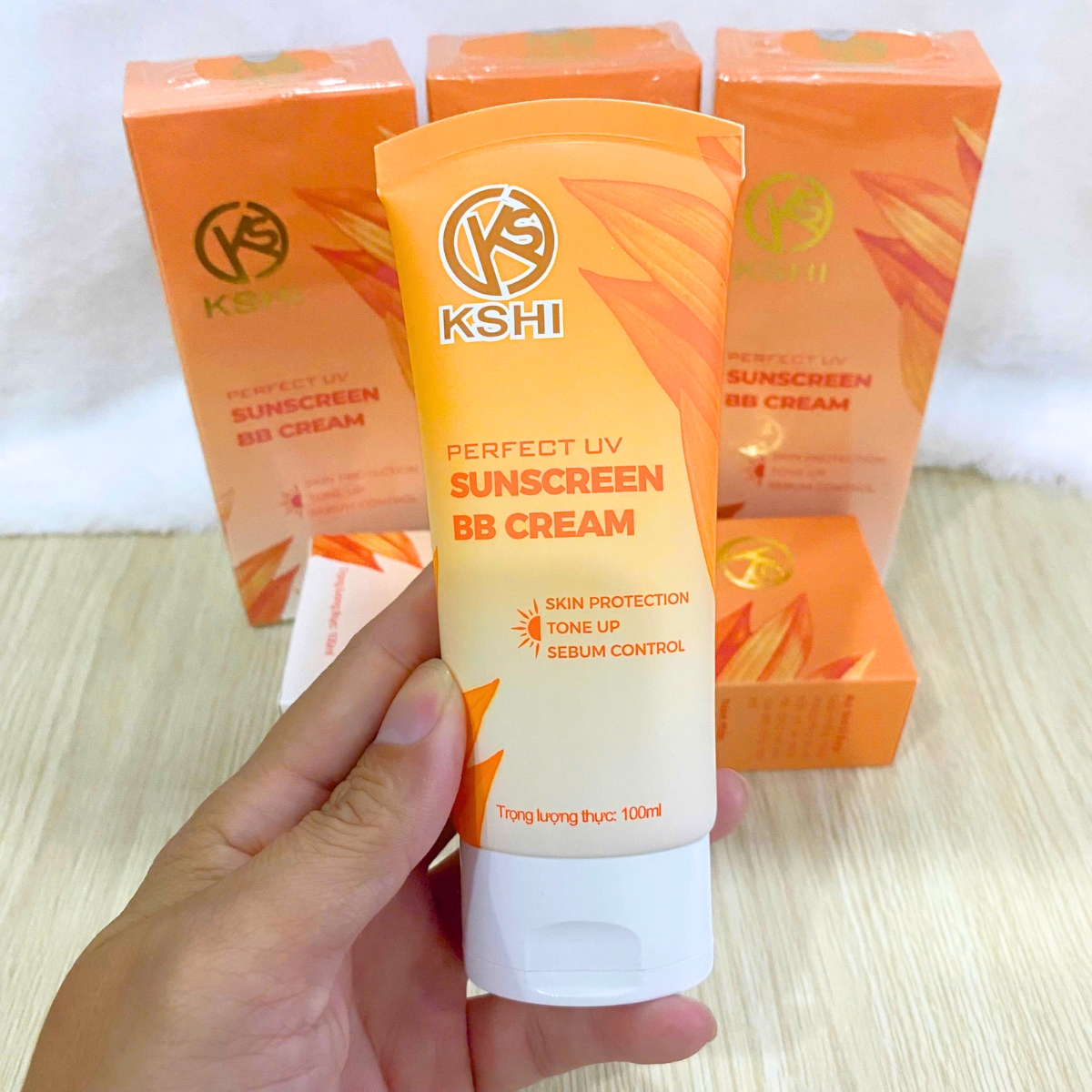 Kem chống nắng KSHI là sản phẩm bảo vệ da toàn diện, giúp ngăn ngừa tác hại của tia UV, đồng thời dưỡng ẩm và nuôi dưỡng làn da mềm mịn, khỏe mạnh mỗi ngày.