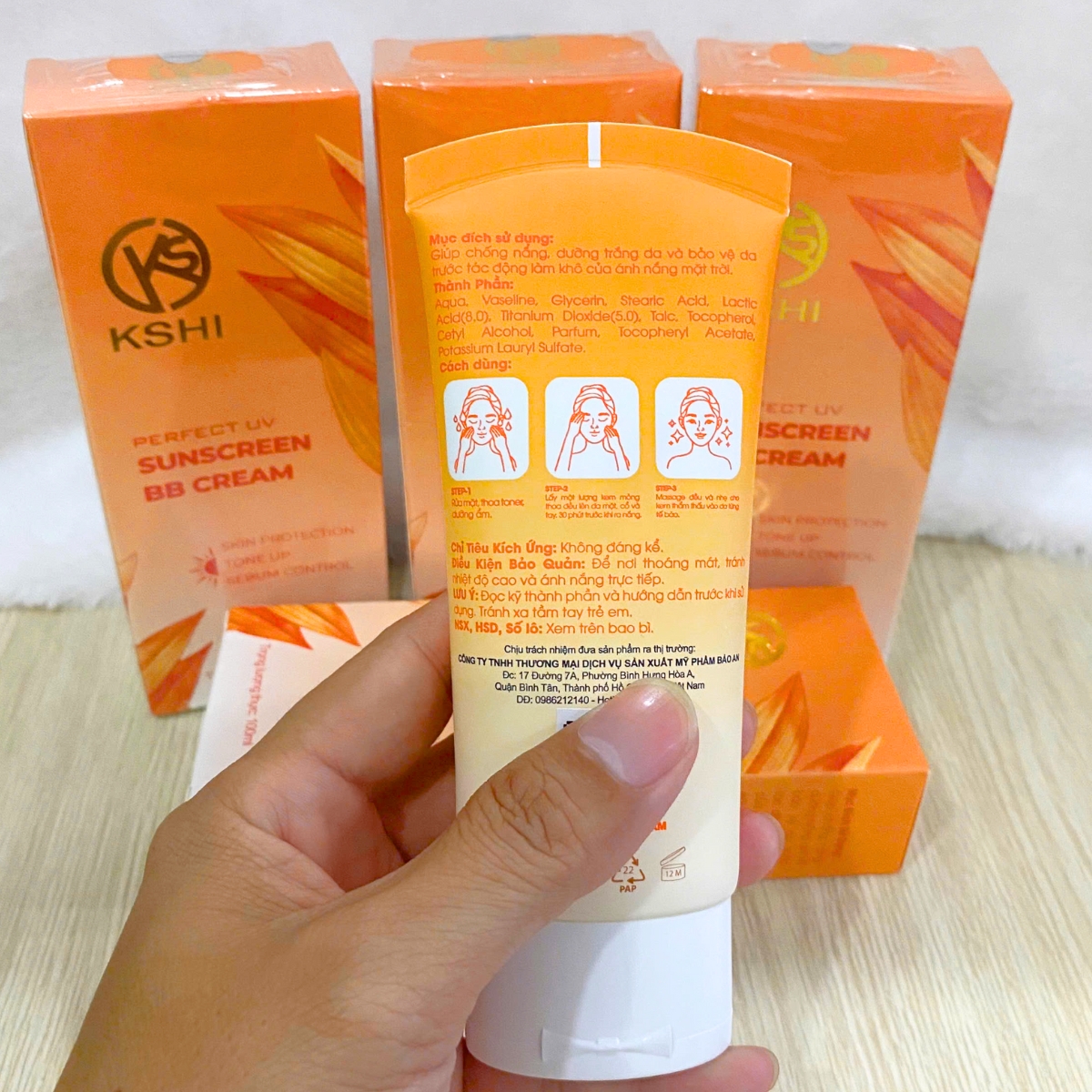 Kem chống nắng KSHI là sản phẩm bảo vệ da toàn diện, giúp ngăn ngừa tác hại của tia UV, đồng thời dưỡng ẩm và nuôi dưỡng làn da mềm mịn, khỏe mạnh mỗi ngày.