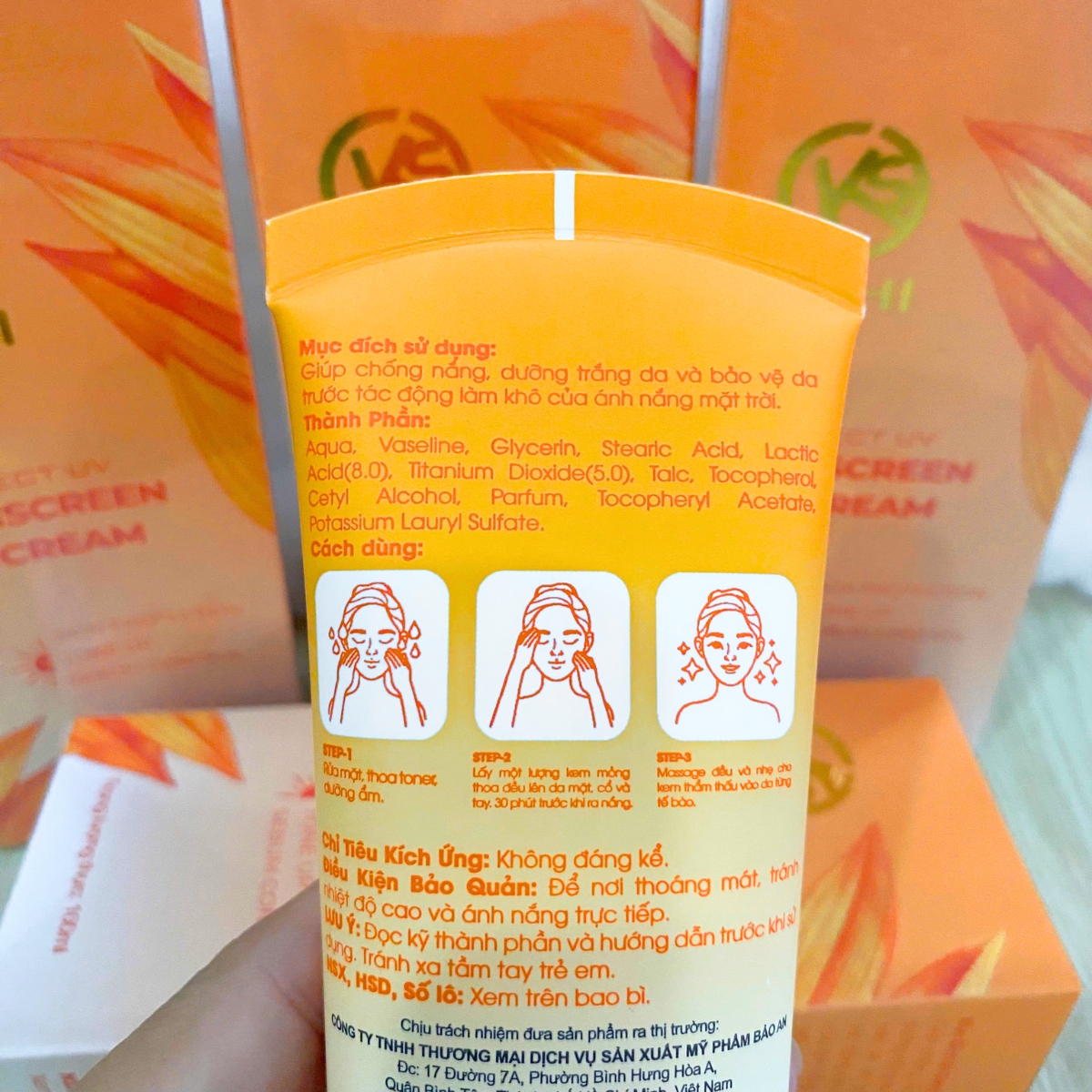 Kem chống nắng KSHI là sản phẩm bảo vệ da toàn diện, giúp ngăn ngừa tác hại của tia UV, đồng thời dưỡng ẩm và nuôi dưỡng làn da mềm mịn, khỏe mạnh mỗi ngày.