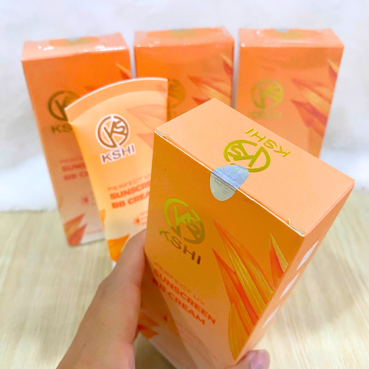 Kem chống nắng KSHI là sản phẩm bảo vệ da toàn diện, giúp ngăn ngừa tác hại của tia UV, đồng thời dưỡng ẩm và nuôi dưỡng làn da mềm mịn, khỏe mạnh mỗi ngày.