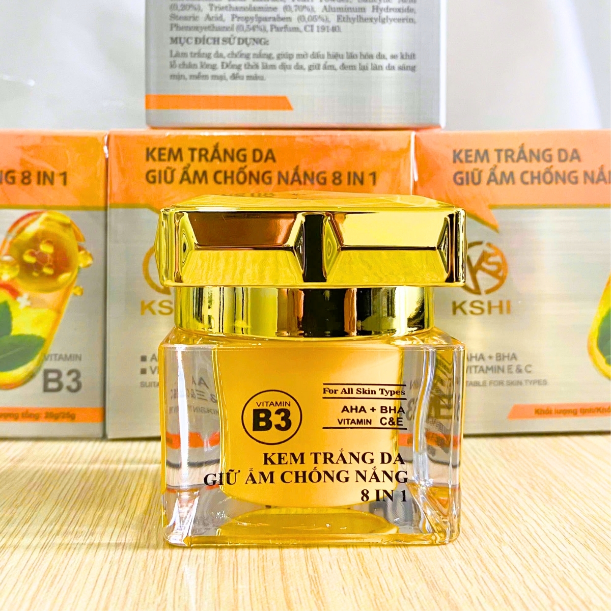 kem dưỡng trắng da, giữ ẩm, chống nắng 8 in 1 KSHI 20g là sự kết hợp tinh tế giữa các thành phần dưỡng trắng, cấp ẩm và bảo vệ da toàn diện, mang đến làn da mịn màng, tươi sáng và rạng rỡ mỗi ngày.