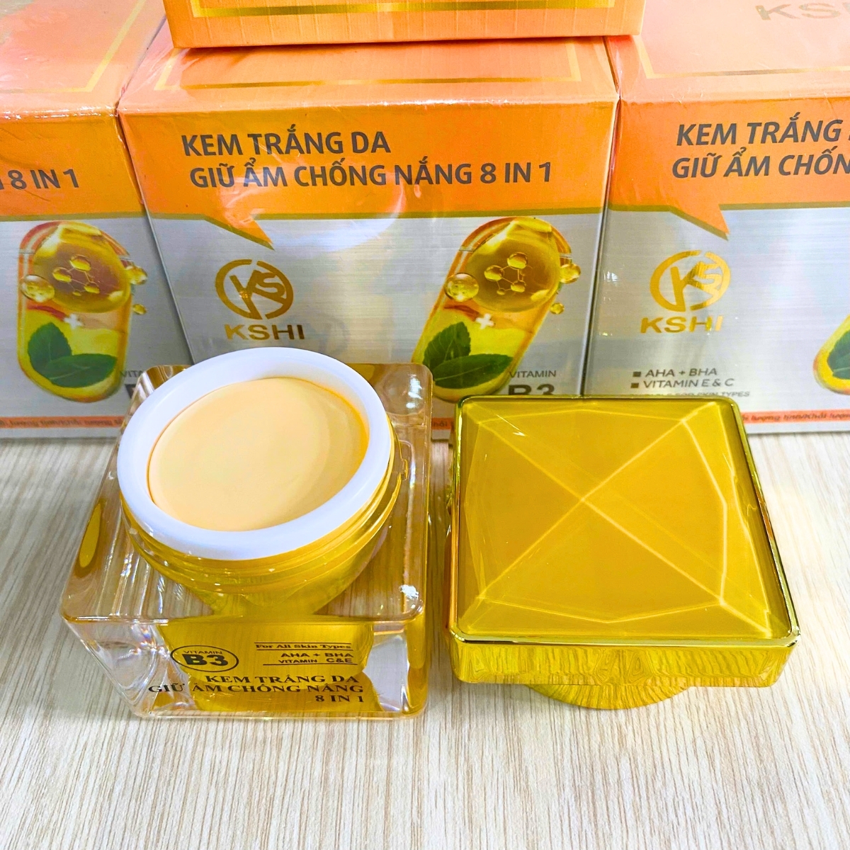 kem dưỡng trắng da, giữ ẩm, chống nắng 8 in 1 KSHI 20g là sự kết hợp tinh tế giữa các thành phần dưỡng trắng, cấp ẩm và bảo vệ da toàn diện, mang đến làn da mịn màng, tươi sáng và rạng rỡ mỗi ngày.