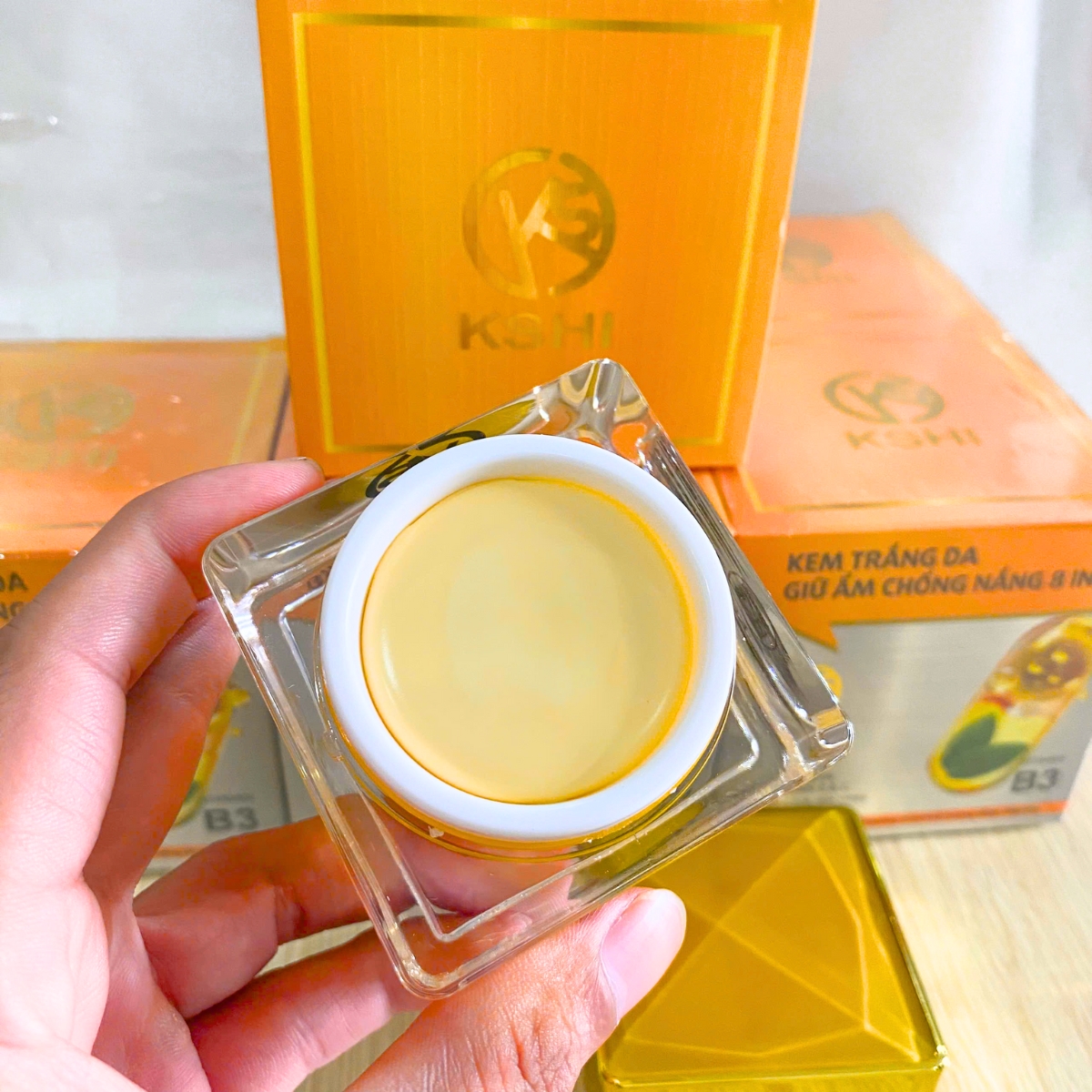 kem dưỡng trắng da, giữ ẩm, chống nắng 8 in 1 KSHI 20g là sự kết hợp tinh tế giữa các thành phần dưỡng trắng, cấp ẩm và bảo vệ da toàn diện, mang đến làn da mịn màng, tươi sáng và rạng rỡ mỗi ngày.