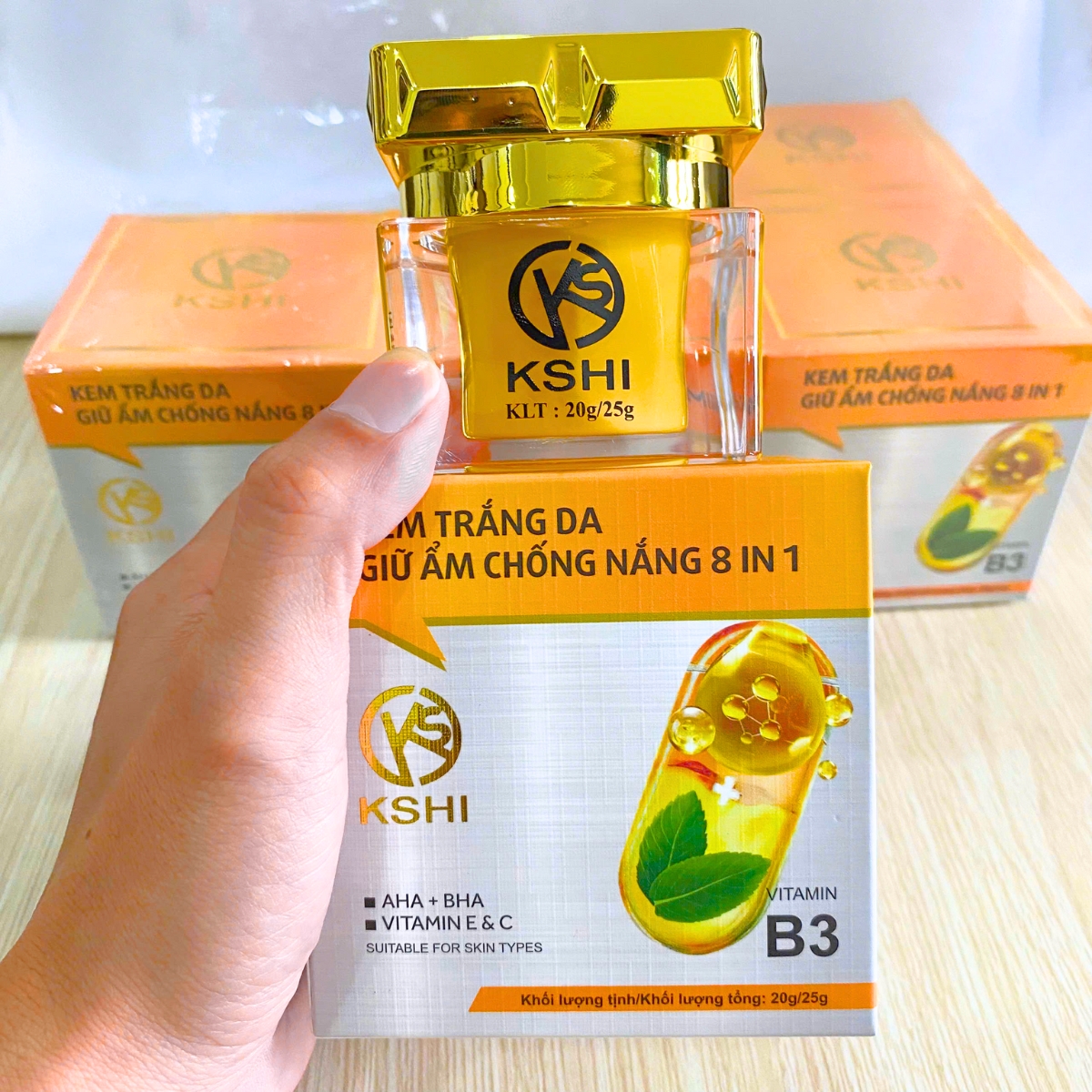 kem dưỡng trắng da, giữ ẩm, chống nắng 8 in 1 KSHI 20g là sự kết hợp tinh tế giữa các thành phần dưỡng trắng, cấp ẩm và bảo vệ da toàn diện, mang đến làn da mịn màng, tươi sáng và rạng rỡ mỗi ngày.