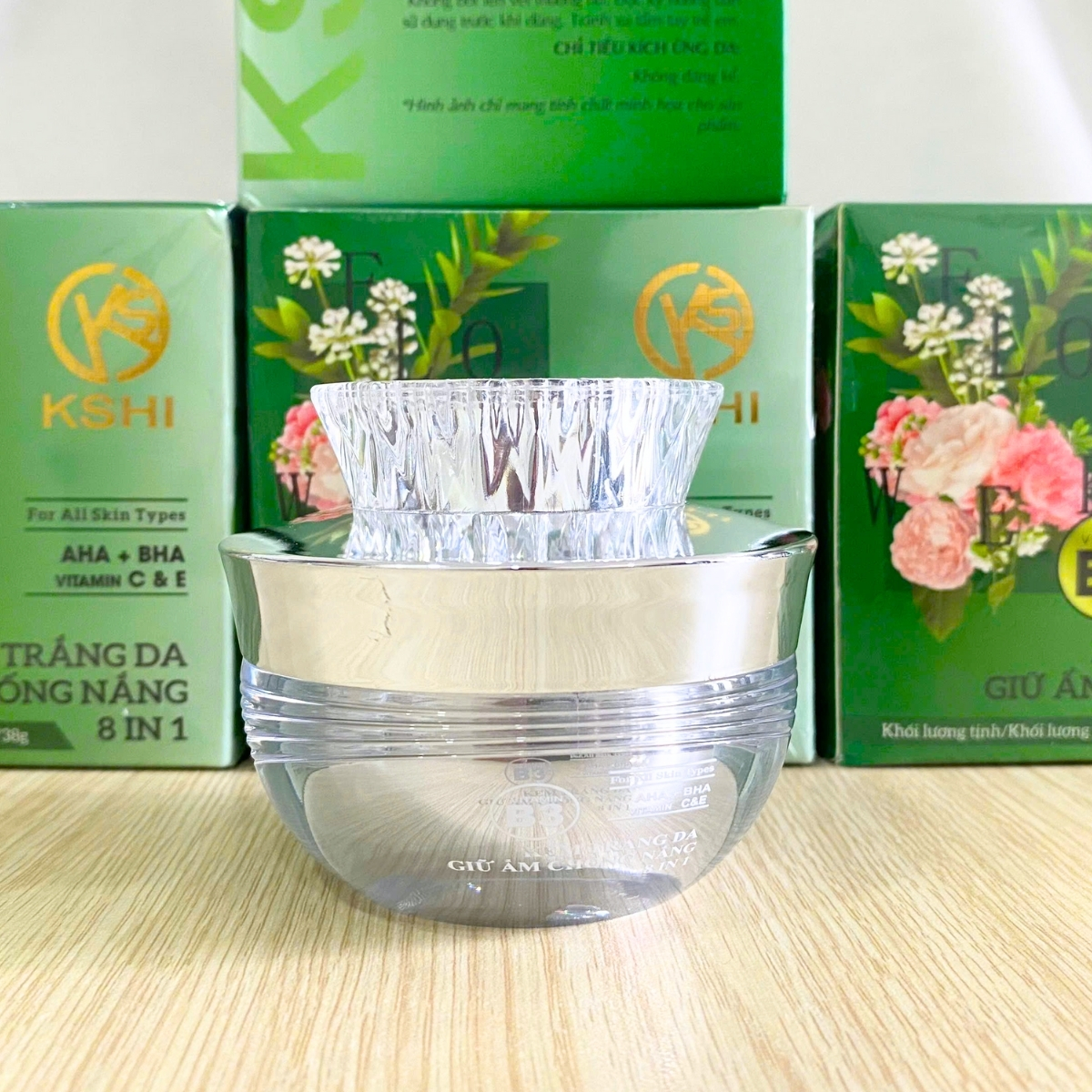 kem dưỡng trắng da, giữ ẩm, chống nắng 8 in 1 KSHI 30g là sự kết hợp tinh tế giữa các thành phần dưỡng trắng, cấp ẩm và bảo vệ da toàn diện, mang đến làn da mịn màng, tươi sáng và rạng rỡ mỗi ngày.