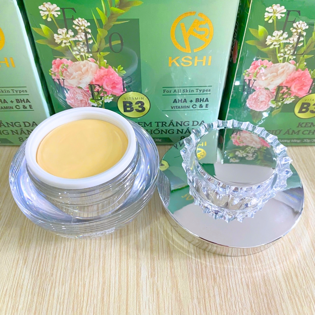 kem dưỡng trắng da, giữ ẩm, chống nắng 8 in 1 KSHI 30g là sự kết hợp tinh tế giữa các thành phần dưỡng trắng, cấp ẩm và bảo vệ da toàn diện, mang đến làn da mịn màng, tươi sáng và rạng rỡ mỗi ngày.
