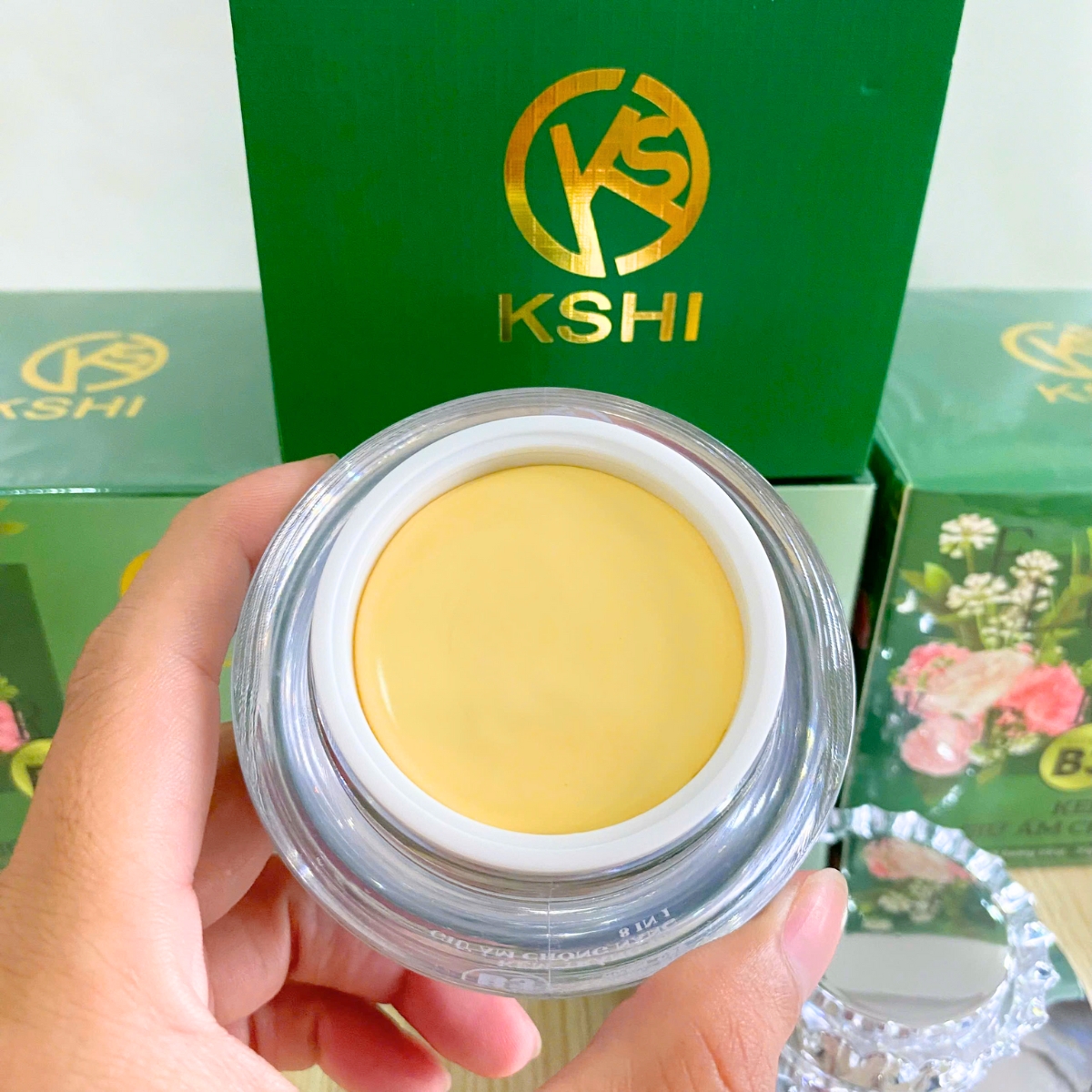 kem dưỡng trắng da, giữ ẩm, chống nắng 8 in 1 KSHI 30g là sự kết hợp tinh tế giữa các thành phần dưỡng trắng, cấp ẩm và bảo vệ da toàn diện, mang đến làn da mịn màng, tươi sáng và rạng rỡ mỗi ngày.