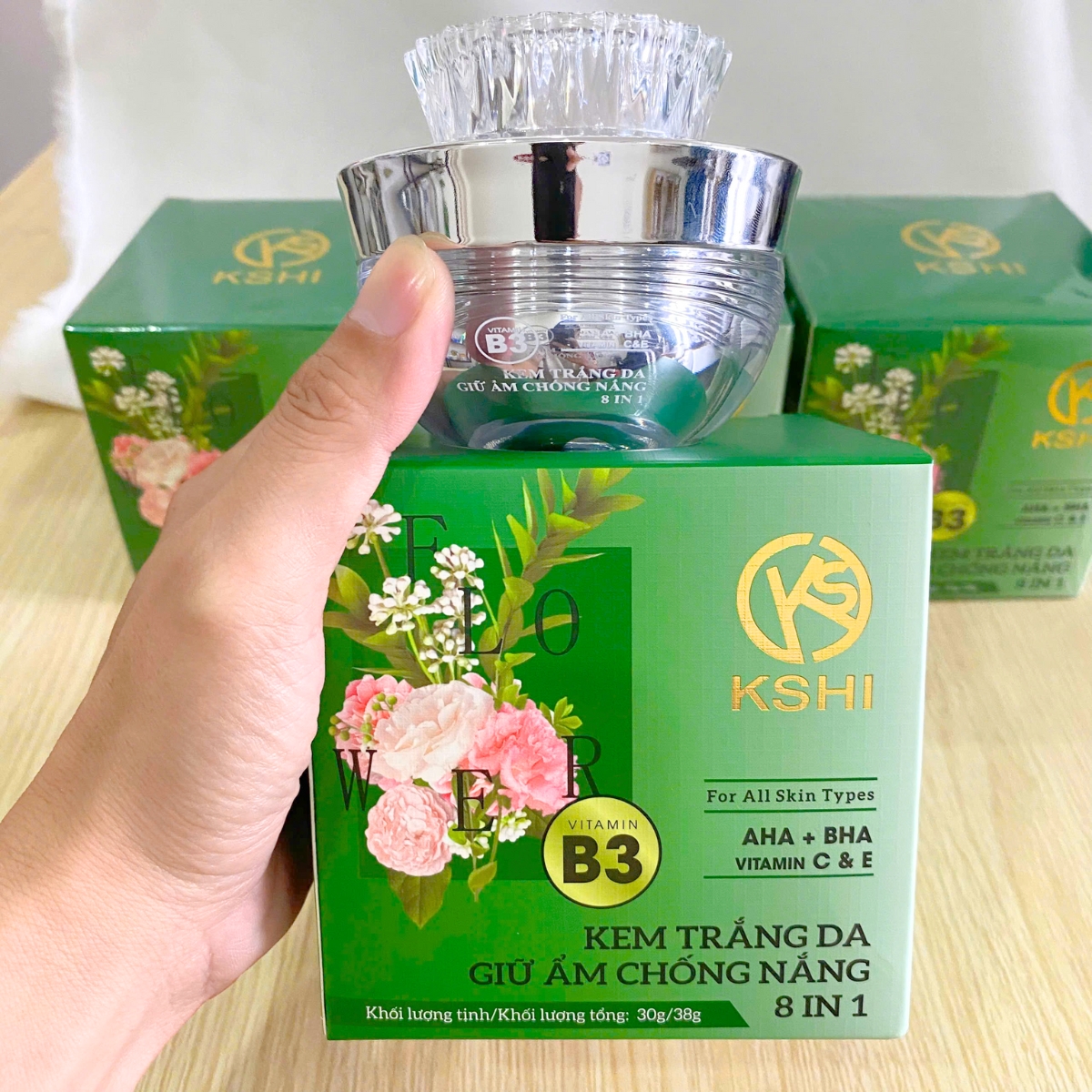 kem dưỡng trắng da, giữ ẩm, chống nắng 8 in 1 KSHI 30g là sự kết hợp tinh tế giữa các thành phần dưỡng trắng, cấp ẩm và bảo vệ da toàn diện, mang đến làn da mịn màng, tươi sáng và rạng rỡ mỗi ngày.