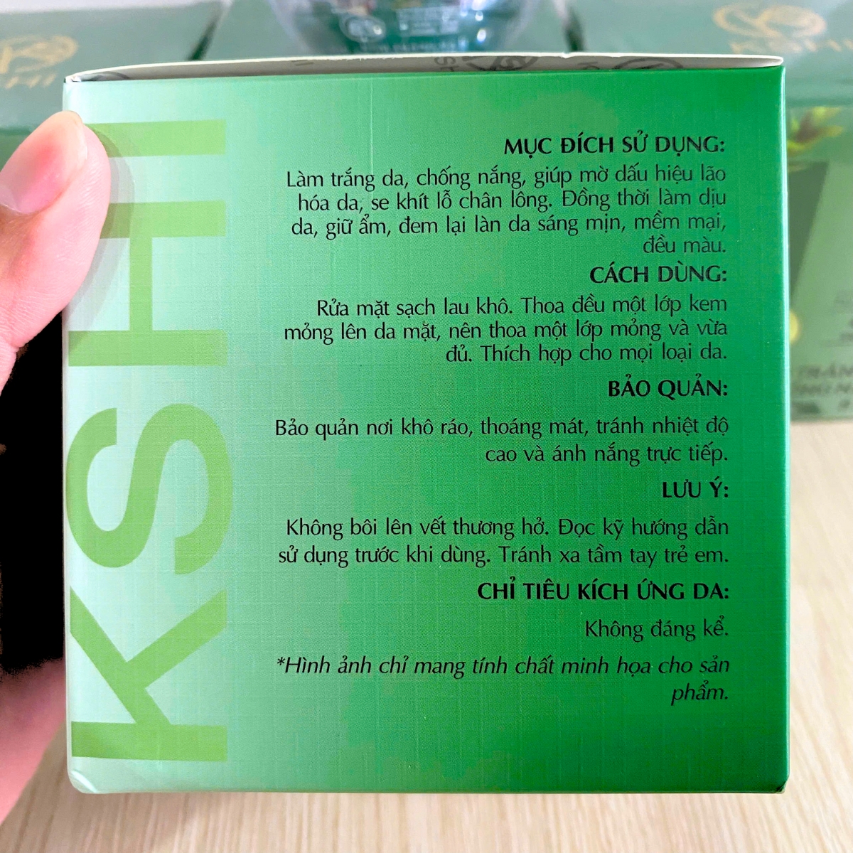 kem dưỡng trắng da, giữ ẩm, chống nắng 8 in 1 KSHI 30g là sự kết hợp tinh tế giữa các thành phần dưỡng trắng, cấp ẩm và bảo vệ da toàn diện, mang đến làn da mịn màng, tươi sáng và rạng rỡ mỗi ngày.