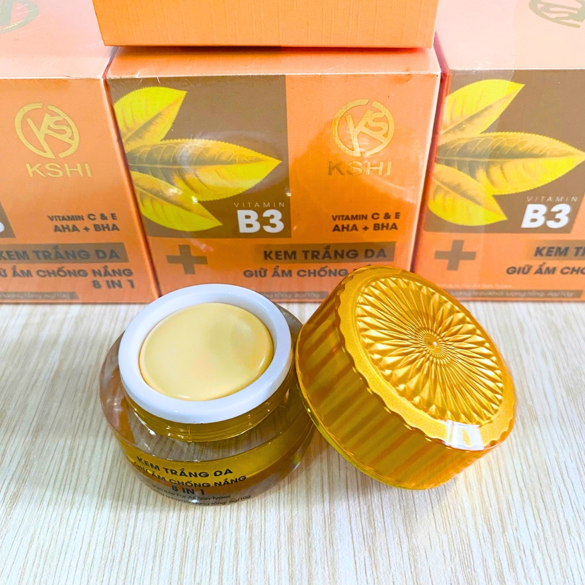 là sự kết hợp tinh tế giữa các thành phần dưỡng trắng, cấp ẩm và bảo vệ da toàn diện, mang đến làn da mịn màng, tươi sáng và rạng rỡ mỗi ngày.