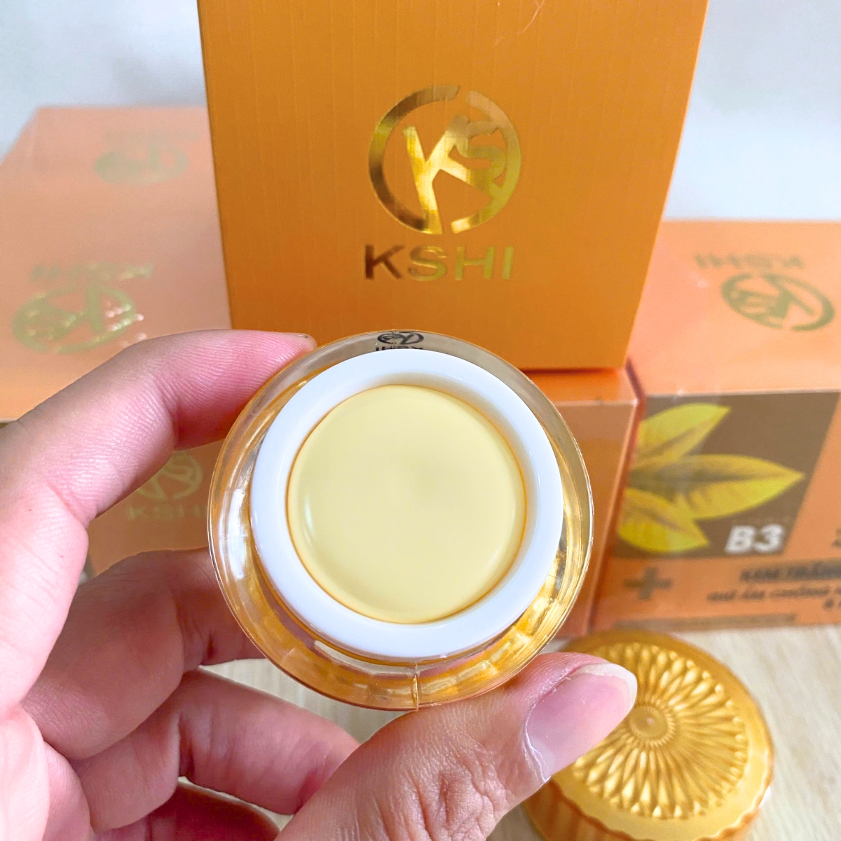 là sự kết hợp tinh tế giữa các thành phần dưỡng trắng, cấp ẩm và bảo vệ da toàn diện, mang đến làn da mịn màng, tươi sáng và rạng rỡ mỗi ngày.