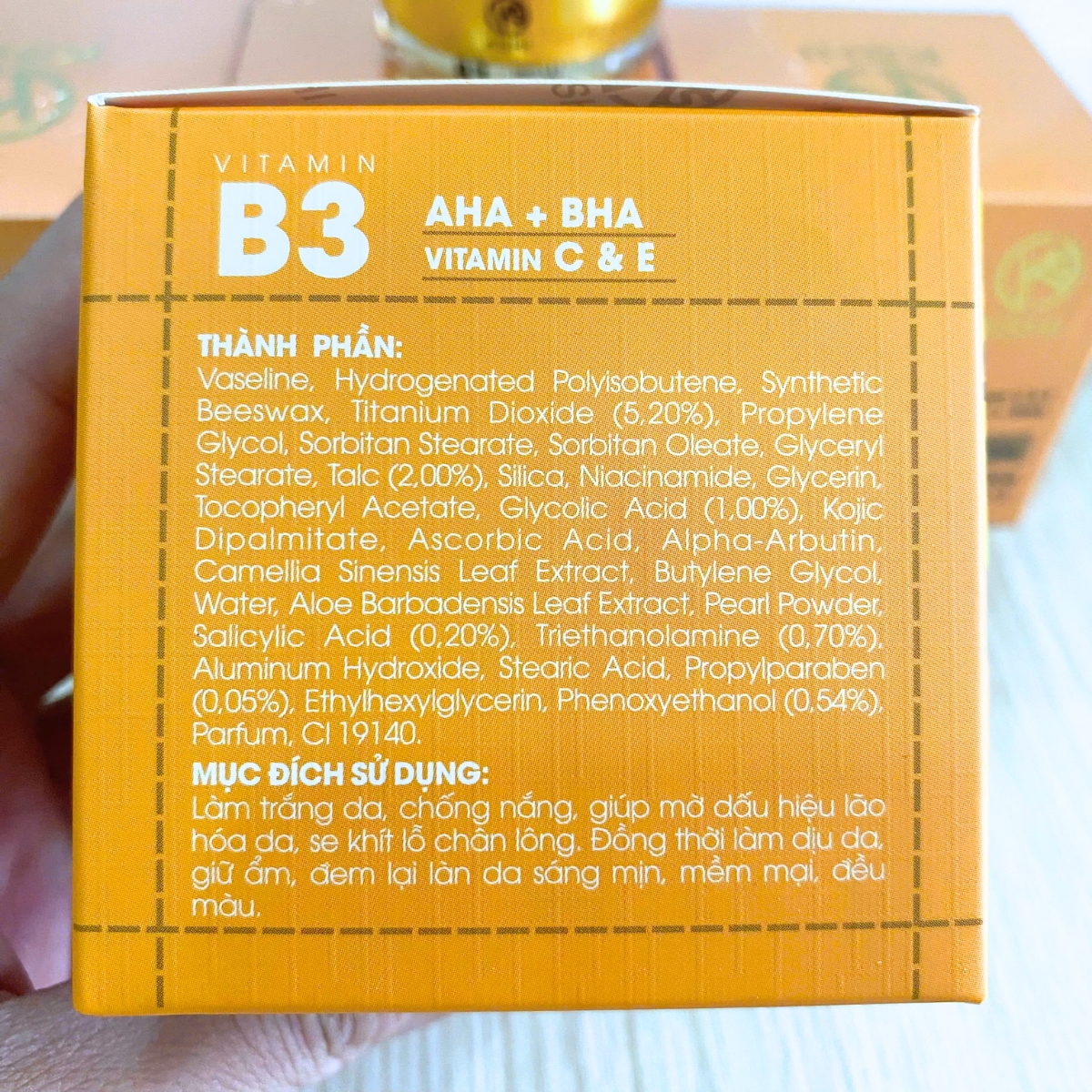 Kem dưỡng trắng da, giữ ẩm, chống nắng 8 in 1 KSHI là sự kết hợp tinh tế giữa các thành phần dưỡng trắng, cấp ẩm và bảo vệ da toàn diện, mang đến làn da mịn màng, tươi sáng và rạng rỡ mỗi ngày.