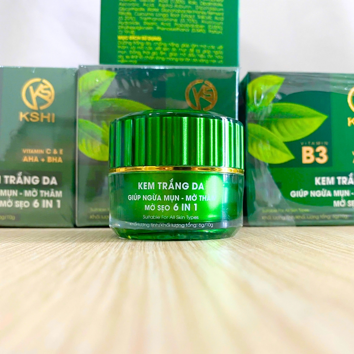 Kem dưỡng trắng da KSHI là sự kết hợp giữa các hoạt chất làm sáng hiện đại và chiết xuất thiên nhiên, giúp làm mờ thâm nám, dưỡng da trắng hồng tự nhiên, đồng thời ngăn ngừa mụn hình thành hiệu quả.