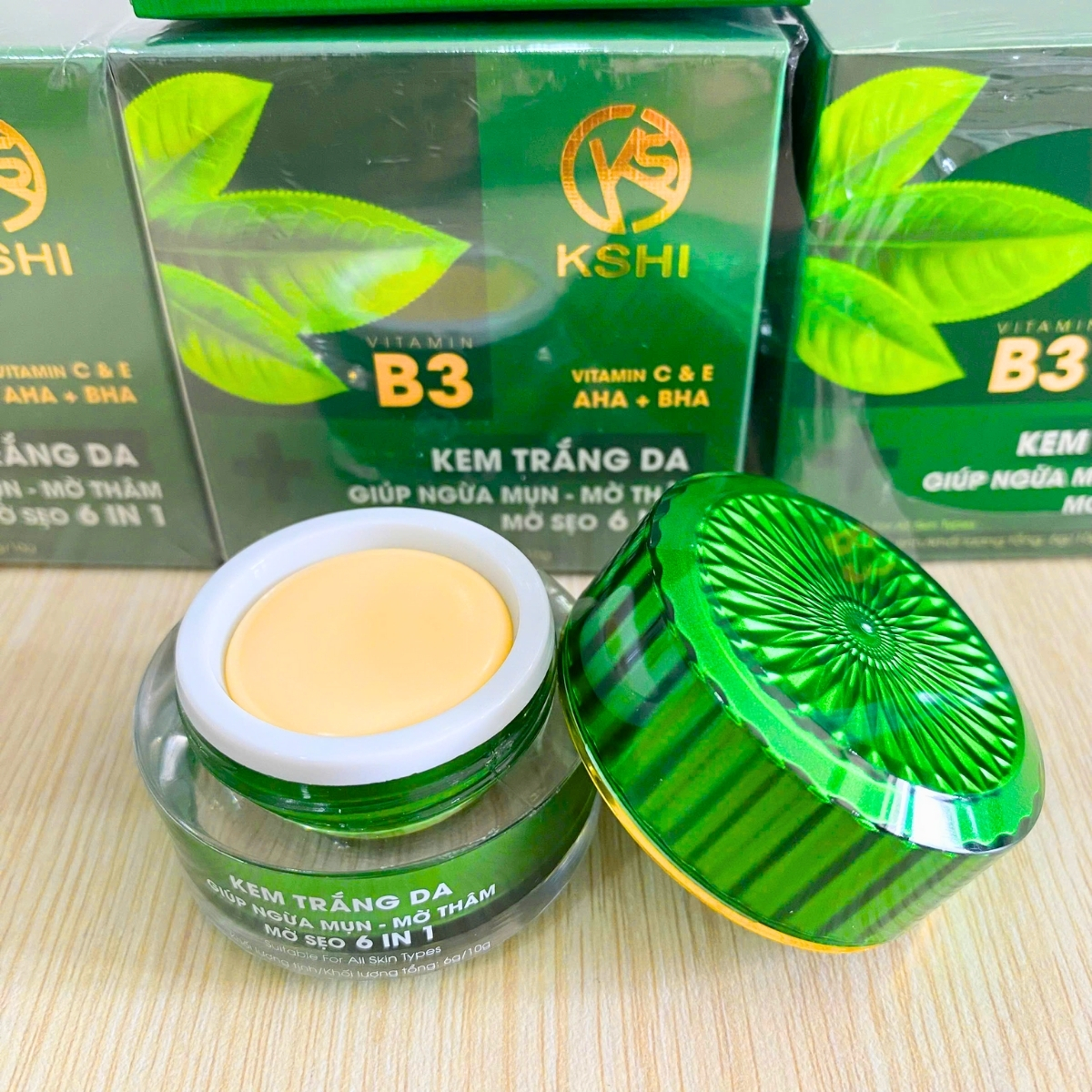 Kem dưỡng trắng da KSHI là sự kết hợp giữa các hoạt chất làm sáng hiện đại và chiết xuất thiên nhiên, giúp làm mờ thâm nám, dưỡng da trắng hồng tự nhiên, đồng thời ngăn ngừa mụn hình thành hiệu quả.