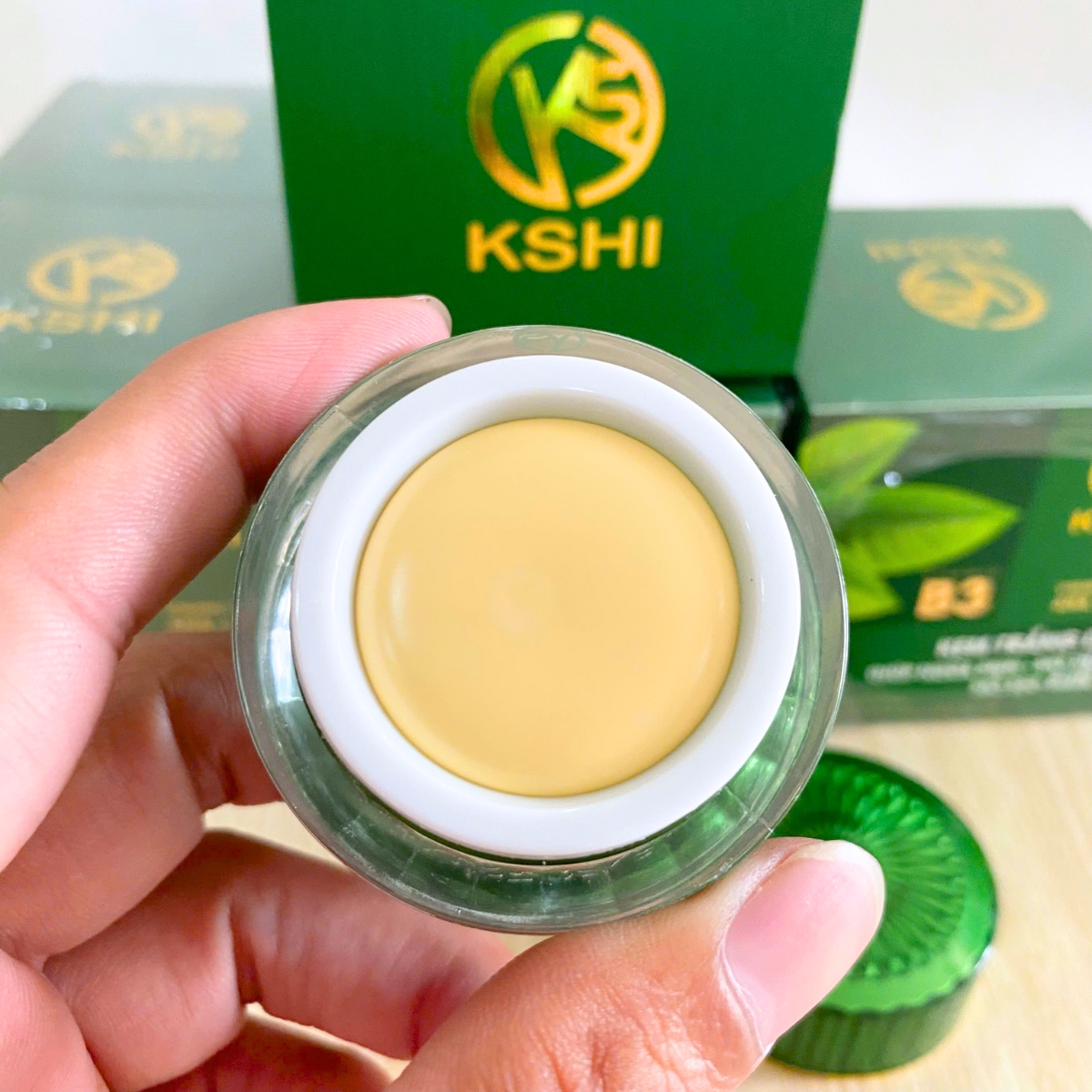 Kem dưỡng trắng da KSHI là sự kết hợp giữa các hoạt chất làm sáng hiện đại và chiết xuất thiên nhiên, giúp làm mờ thâm nám, dưỡng da trắng hồng tự nhiên, đồng thời ngăn ngừa mụn hình thành hiệu quả.