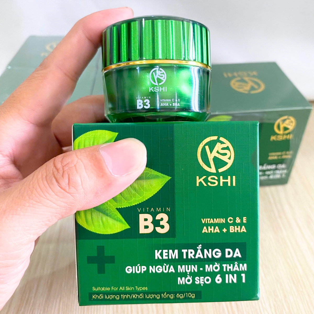 Kem dưỡng trắng da KSHI là sự kết hợp giữa các hoạt chất làm sáng hiện đại và chiết xuất thiên nhiên, giúp làm mờ thâm nám, dưỡng da trắng hồng tự nhiên, đồng thời ngăn ngừa mụn hình thành hiệu quả.