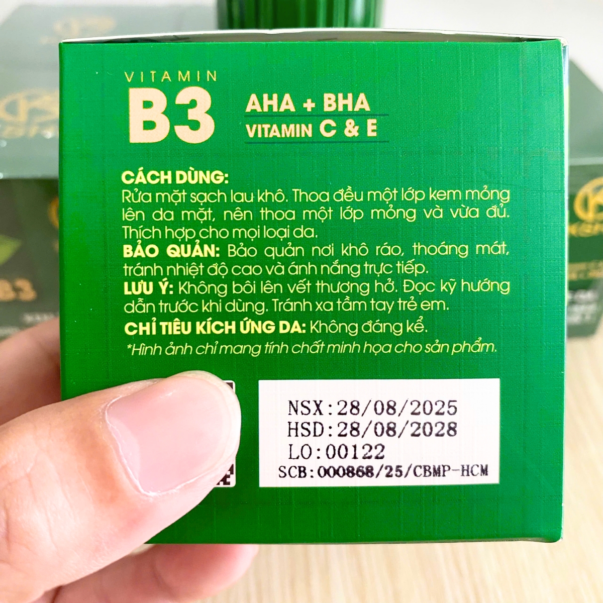 Kem dưỡng trắng da KSHI là sự kết hợp giữa các hoạt chất làm sáng hiện đại và chiết xuất thiên nhiên, giúp làm mờ thâm nám, dưỡng da trắng hồng tự nhiên, đồng thời ngăn ngừa mụn hình thành hiệu quả.