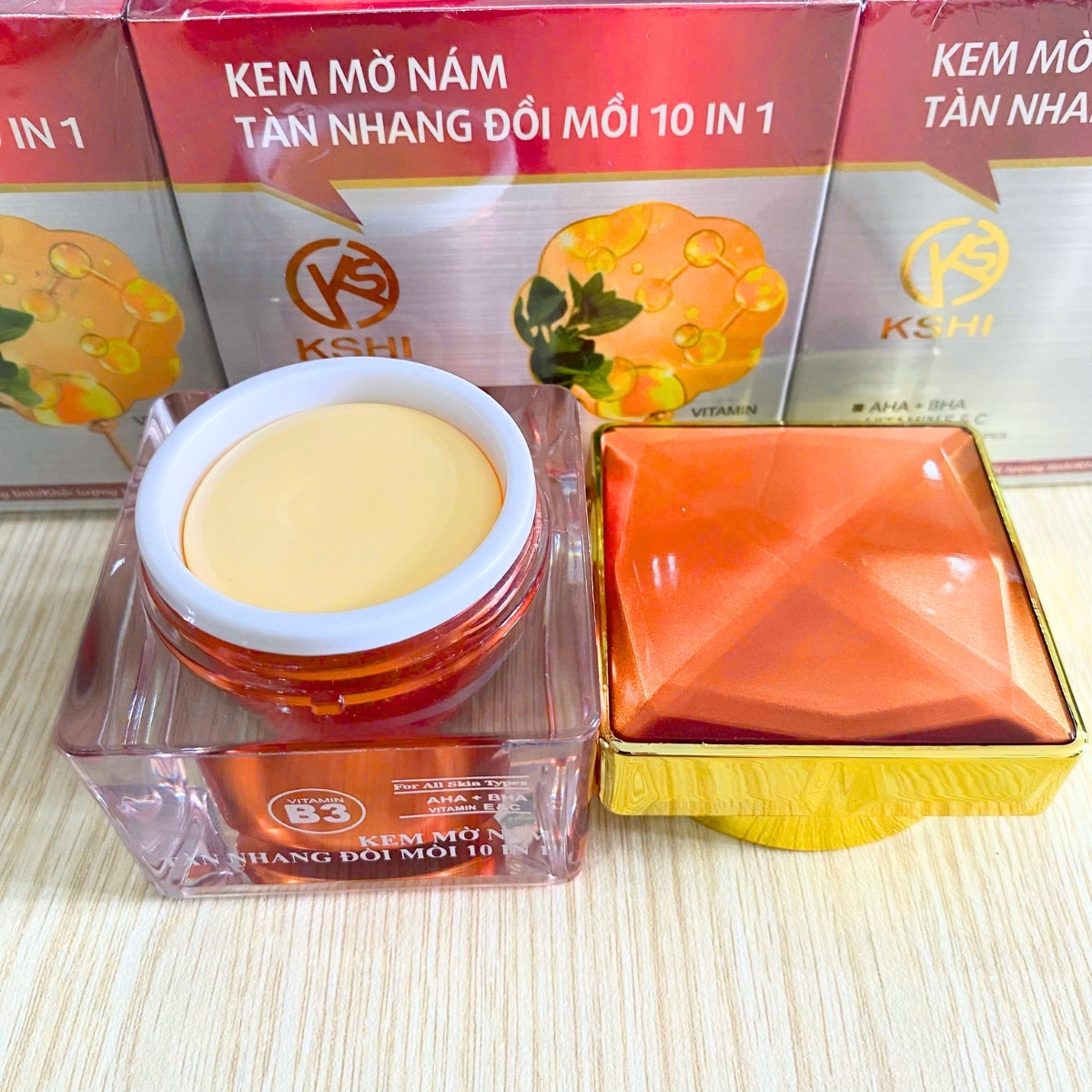 là giải pháp dưỡng da đa tác động, kết hợp hoạt chất làm sáng hiện đại và chiết xuất thiên nhiên quý giá, giúp cải thiện rõ rệt tình trạng nám, tàn nhang, đồi mồi và ngăn ngừa hình thành sắc tố mới, mang lại làn da sáng mịn, rạng rỡ và tươi trẻ.