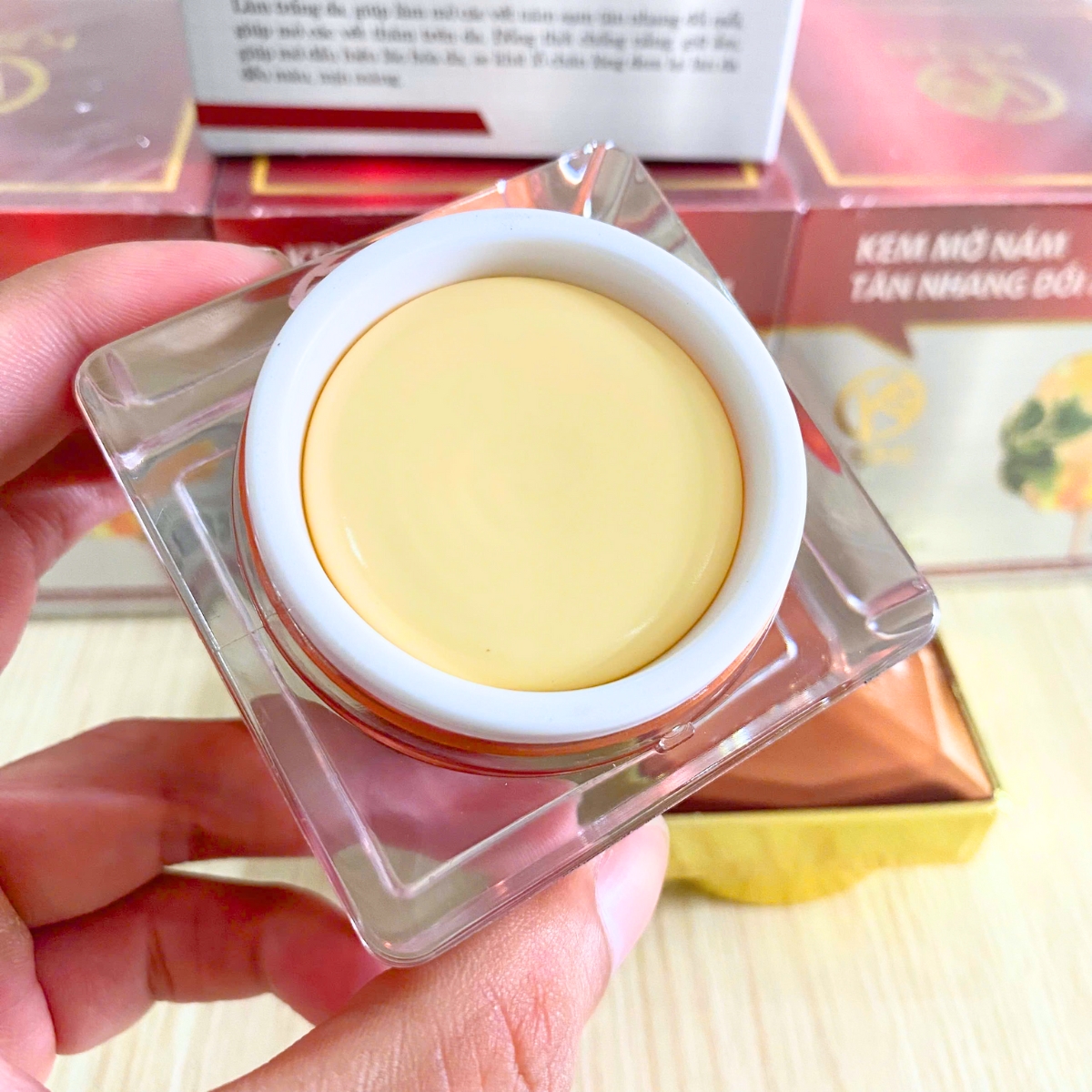 là giải pháp dưỡng da đa tác động, kết hợp hoạt chất làm sáng hiện đại và chiết xuất thiên nhiên quý giá, giúp cải thiện rõ rệt tình trạng nám, tàn nhang, đồi mồi và ngăn ngừa hình thành sắc tố mới, mang lại làn da sáng mịn, rạng rỡ và tươi trẻ.