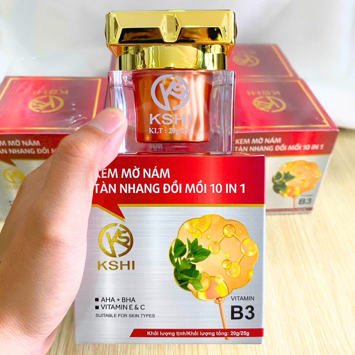 là giải pháp dưỡng da đa tác động, kết hợp hoạt chất làm sáng hiện đại và chiết xuất thiên nhiên quý giá, giúp cải thiện rõ rệt tình trạng nám, tàn nhang, đồi mồi và ngăn ngừa hình thành sắc tố mới, mang lại làn da sáng mịn, rạng rỡ và tươi trẻ.