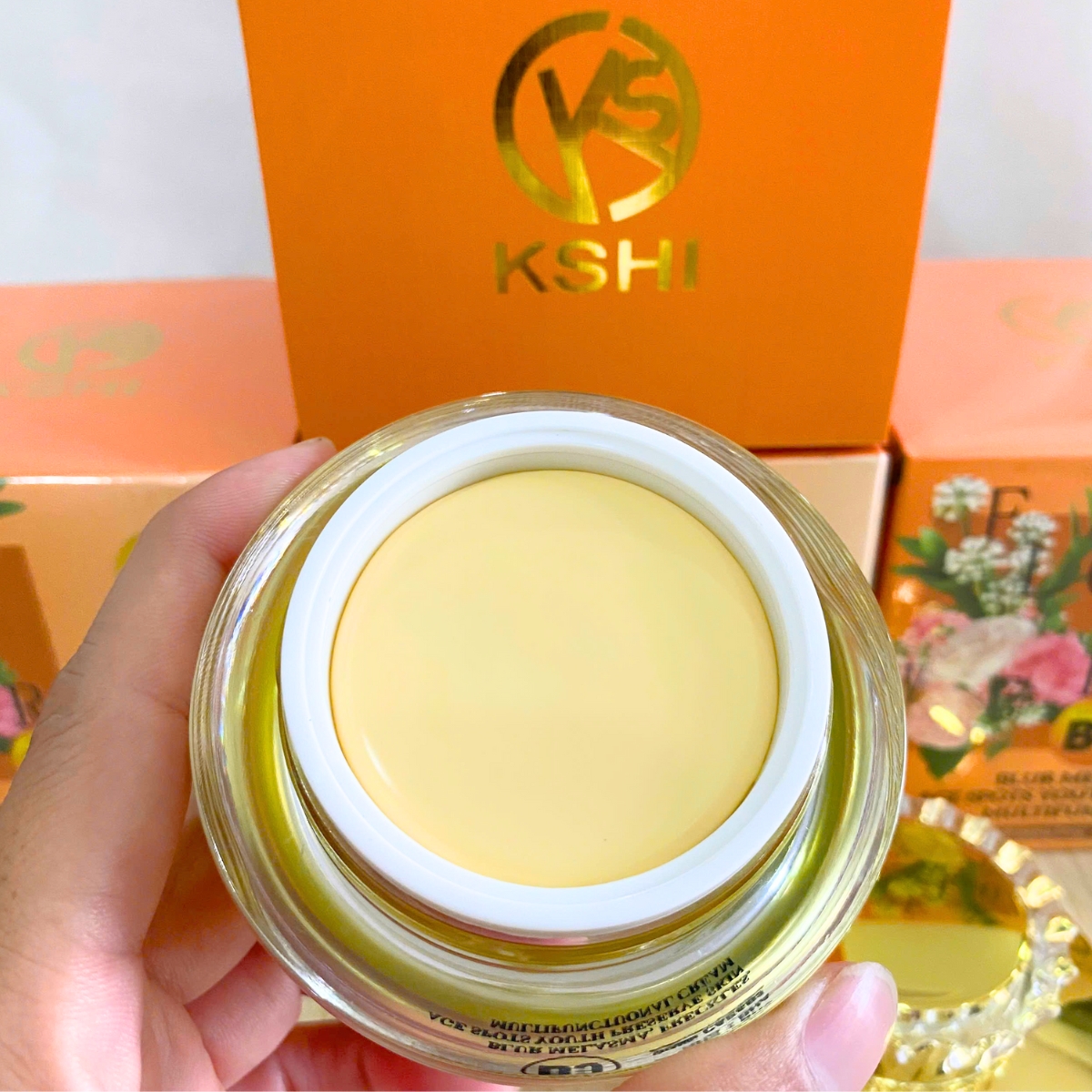 là giải pháp dưỡng da đa tác động, kết hợp hoạt chất làm sáng hiện đại và chiết xuất thiên nhiên quý giá, giúp cải thiện rõ rệt tình trạng nám, tàn nhang, đồi mồi và ngăn ngừa hình thành sắc tố mới, mang lại làn da sáng mịn, rạng rỡ và tươi trẻ.