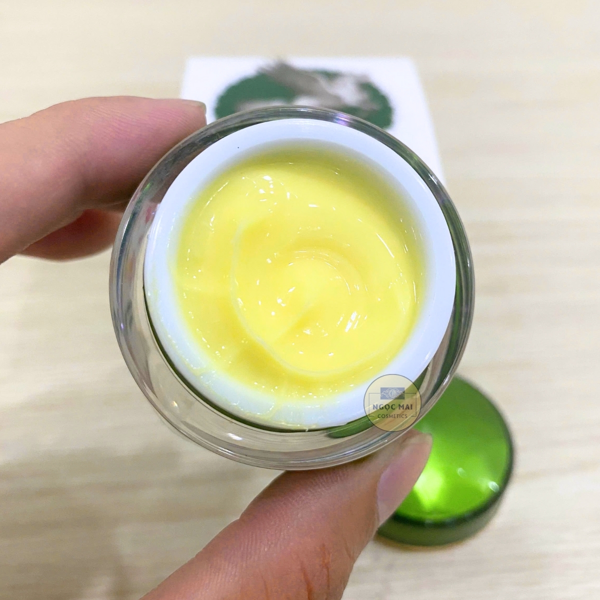 chất kem mềm, dễ dàng thấm sâu vào da, không để lại vân kem