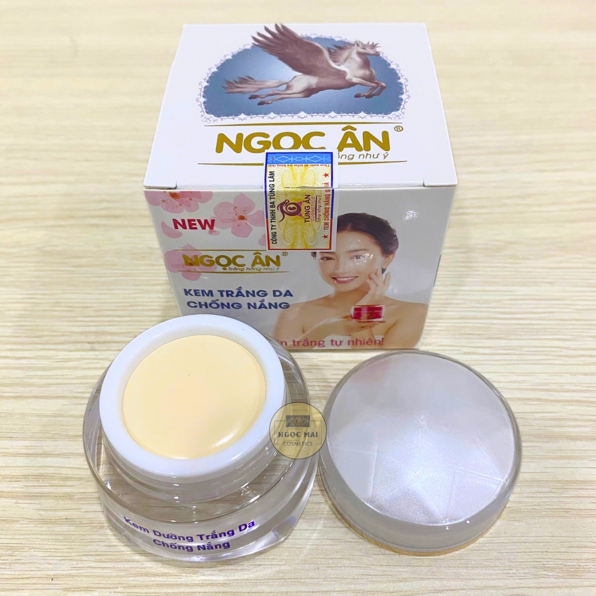 Kem Trắng Da, Chống Nắng Ngọc Ân Kem Dưỡng Trắng Da, Chống Nắng Ngọc Ân là sự kết hợp hoàn hảo giữa chiết xuất thiên nhiên và công nghệ dưỡng trắng hiện đại, giúp nuôi dưỡng làn da từ sâu bên trong đồng thời bảo vệ da khỏi tia UV hiệu quả.