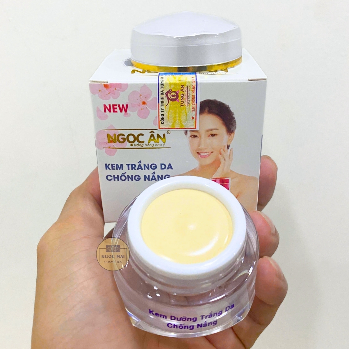 Kem Trắng Da, Chống Nắng Ngọc Ân Kem Dưỡng Trắng Da, Chống Nắng Ngọc Ân là sự kết hợp hoàn hảo giữa chiết xuất thiên nhiên và công nghệ dưỡng trắng hiện đại, giúp nuôi dưỡng làn da từ sâu bên trong đồng thời bảo vệ da khỏi tia UV hiệu quả.