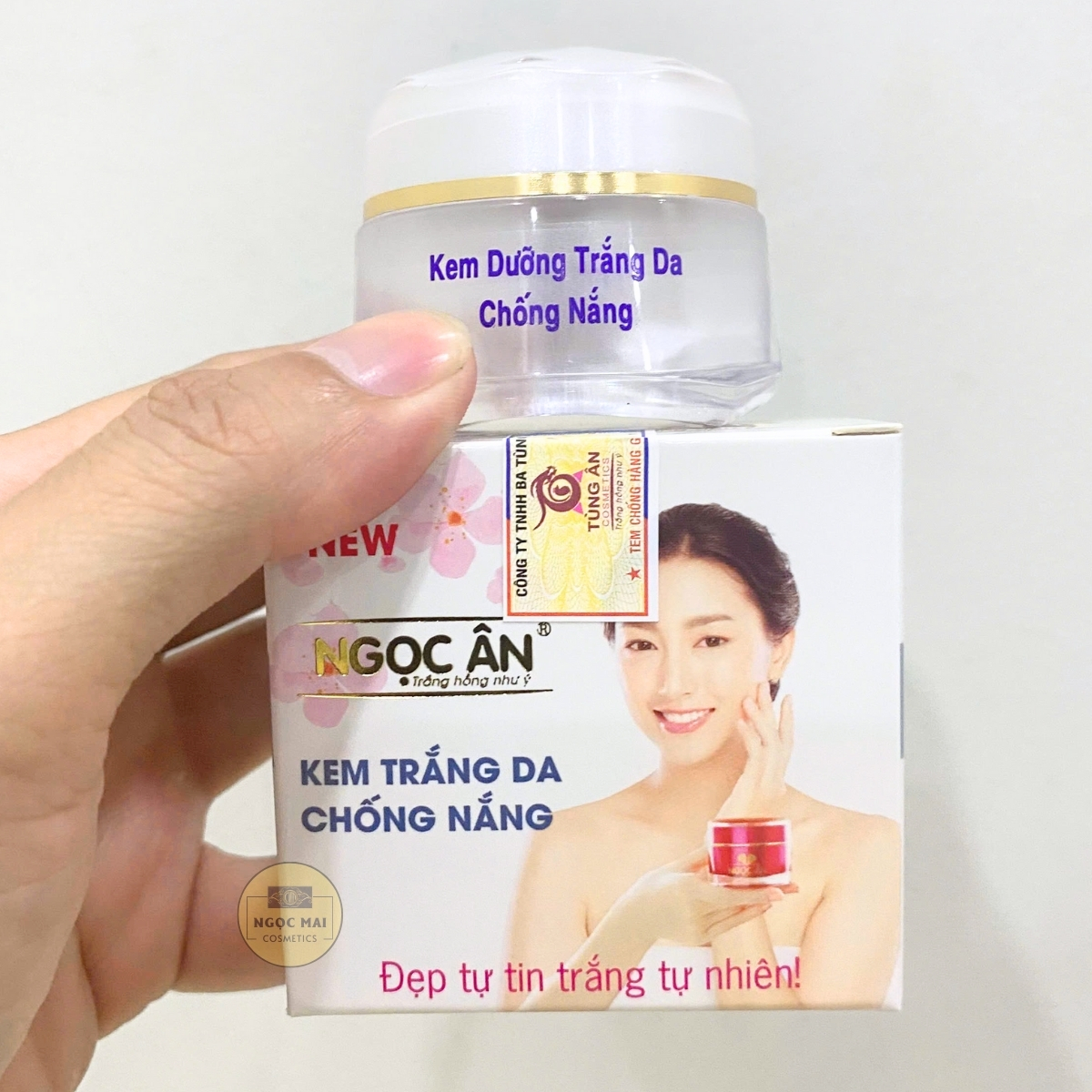 Kem Trắng Da, Chống Nắng Ngọc Ân Kem Dưỡng Trắng Da, Chống Nắng Ngọc Ân là sự kết hợp hoàn hảo giữa chiết xuất thiên nhiên và công nghệ dưỡng trắng hiện đại, giúp nuôi dưỡng làn da từ sâu bên trong đồng thời bảo vệ da khỏi tia UV hiệu quả.