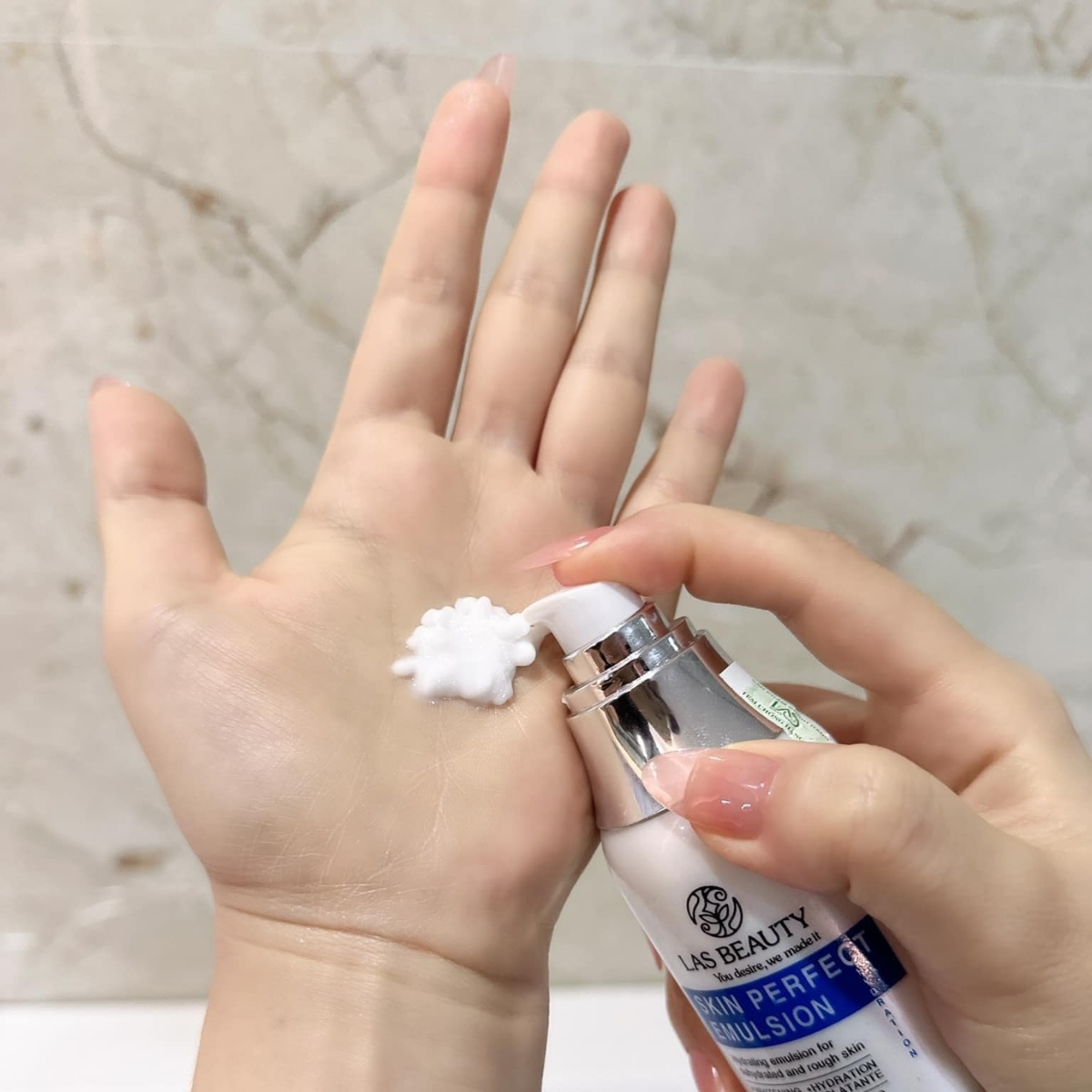 Dưỡng ẩm, làm dịu và nuôi dưỡng cho da luôn mềm mịn và căng mướt.