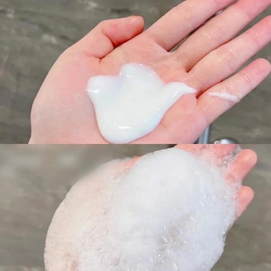sữa tắm Olay lấy lượng vừa đủ sữa tắm và tạo bọt